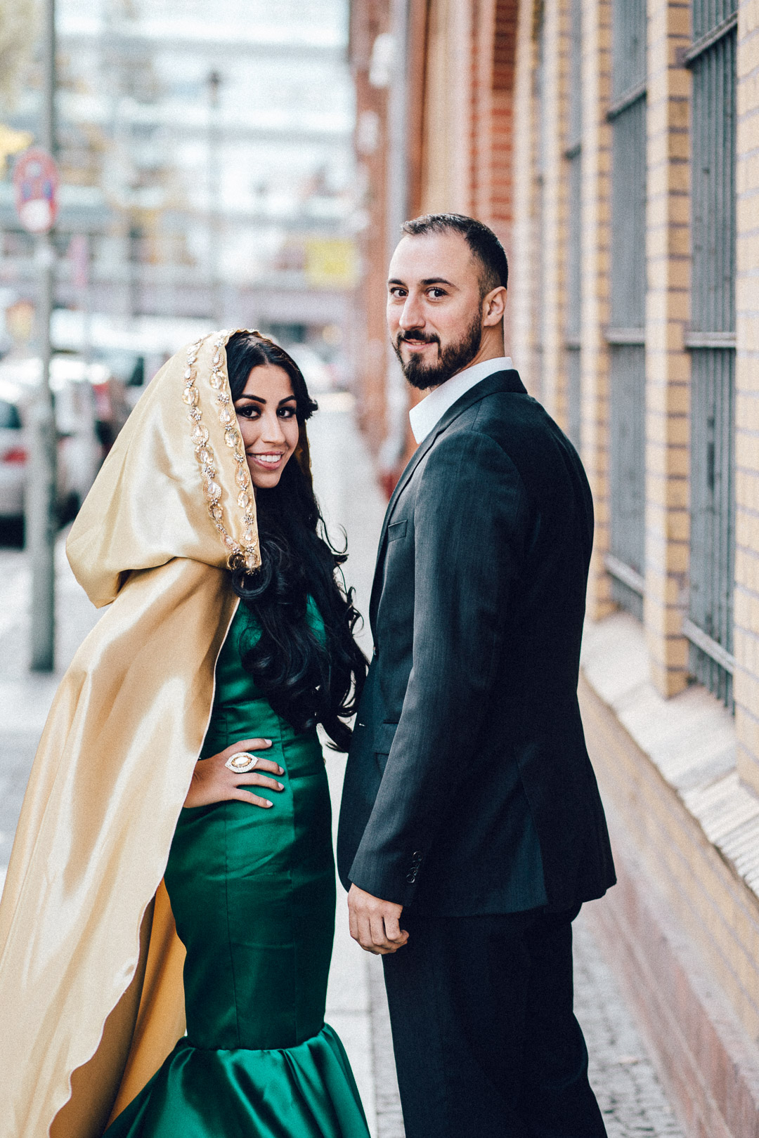 Paar in Kreuzberg schaute in Kamera