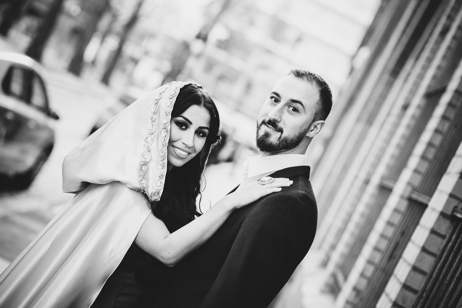 Paar in Berlin Kreuzberg schaut in Kamera