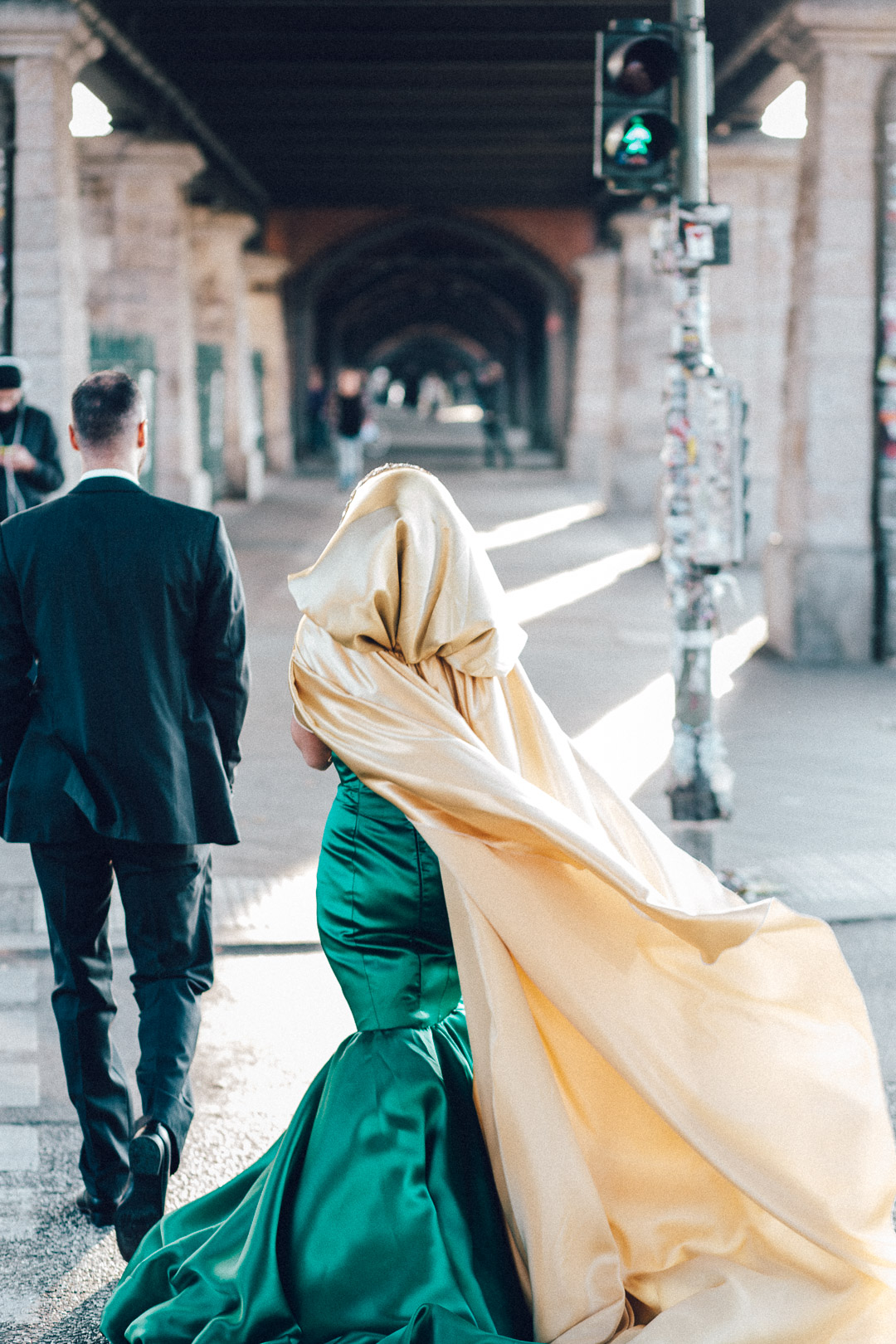 Paar geht in festlicher Kleidung über Ampel an der Warschauer Straße