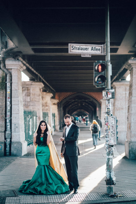 Paar wartet in festlicher Kleidung an Ampel in Berlin Friedrichshain