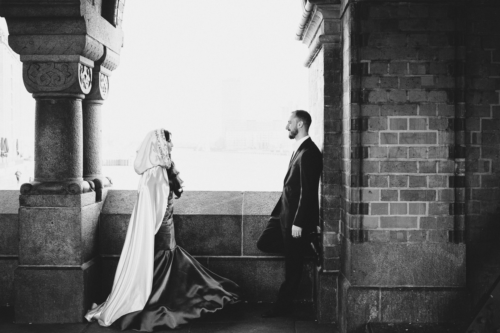 Paar steht sich in festlicher Kleidung auf Oberbaumbrücke gegenüber